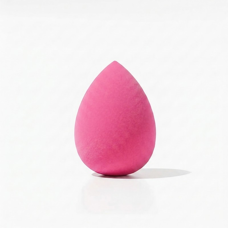 Éponge à maquillage rose en forme de goutte